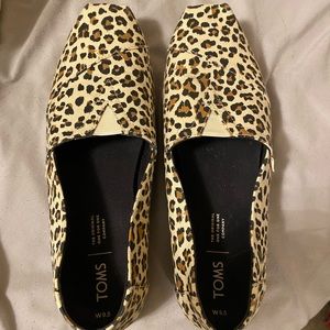Leopard Tom’s flat shoe